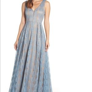 Lulu’s Eliana Lace V-Neck Gown